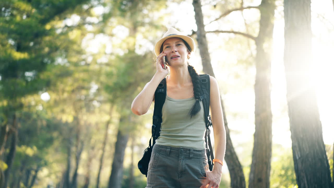 숲 에서 산책 하는 여자
