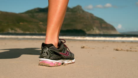 mujer corriendo por la arena