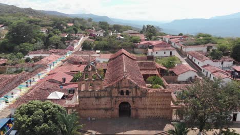 Iglesia-Y-Parque-Central-En-Guane,-Colombia