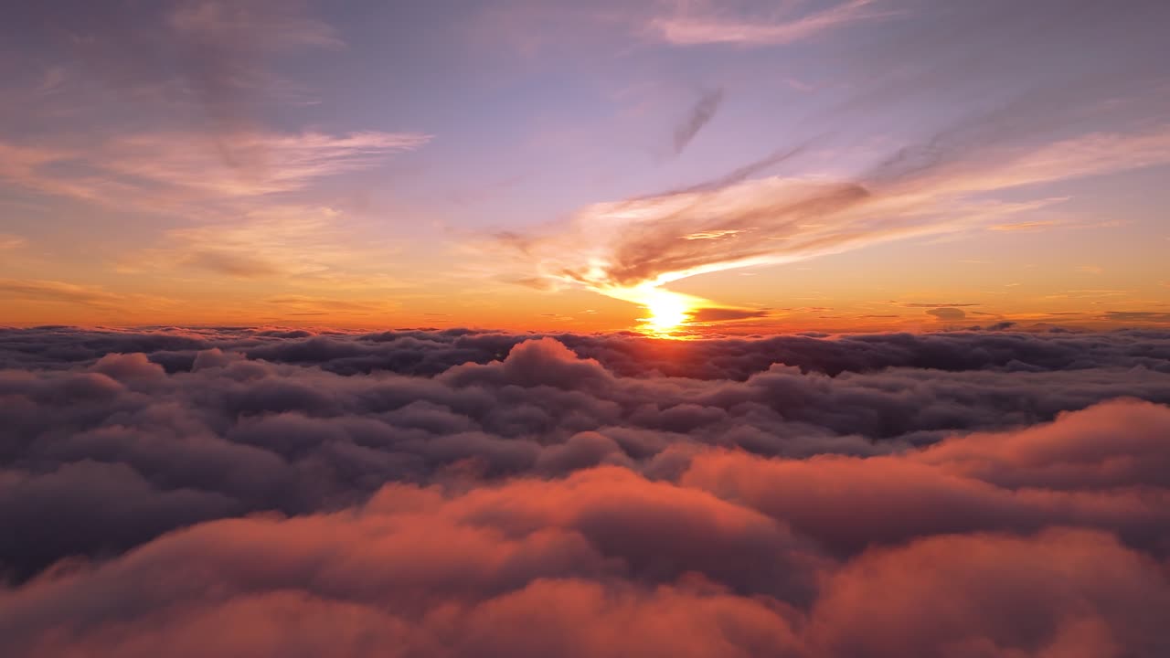 Filmato aereo epico di un drone di un tramonto luminoso sopra le nuvole nelle Filippine. Perfetto per progetti cinematografici, di viaggio, ispirazione e natura.