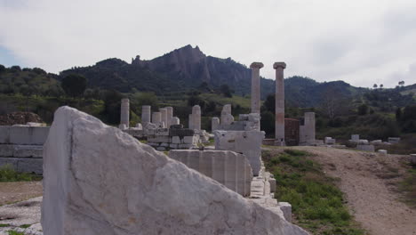 una gran piedra frente al templo de artemisa en sardis