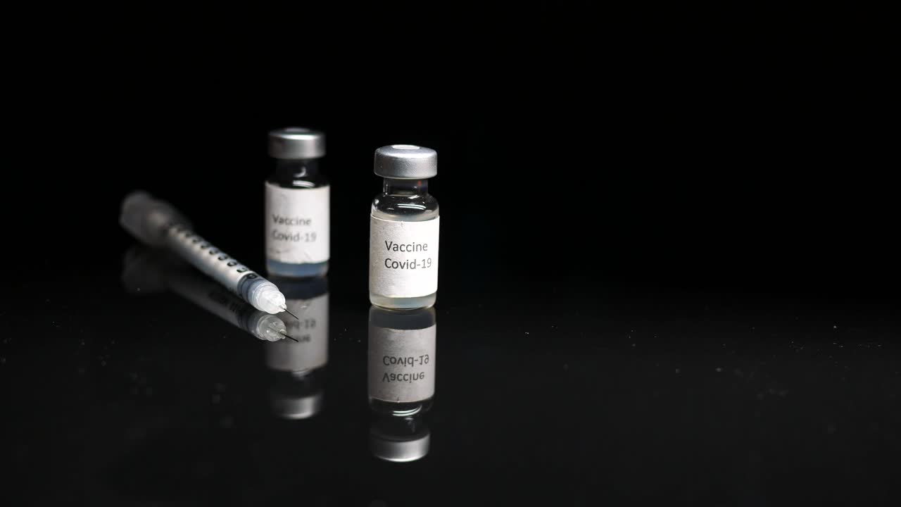 코로나19 백신과 주사기