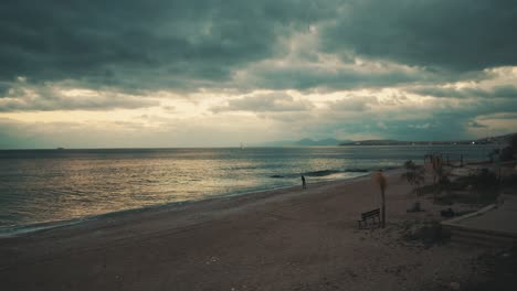 vista cinematográfica de la playa de la ciudad y el cielo nublado al atardecer