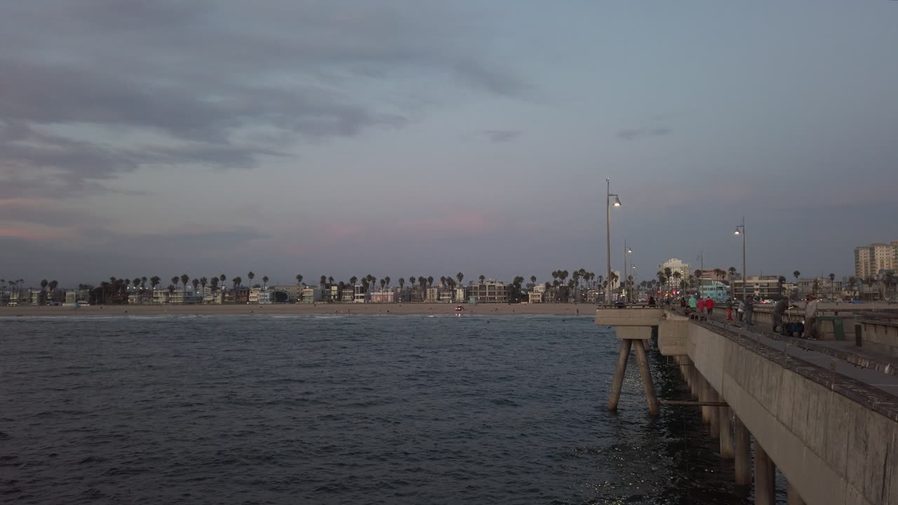Splendido tramonto vicino alla costa. Il mare che riflette il cielo nuvoloso