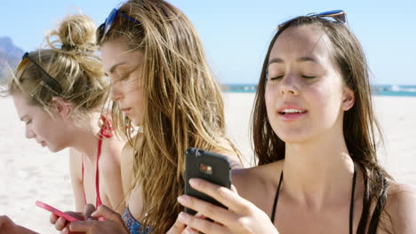 Amigas-Adolescentes-Desconectadas-Usando-Teléfonos-Móviles-Aburridas-De-Conversar