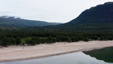 impresionante playa de raoura en gjevilvatnet en el parque nacional trollheimen, oppdal, noruega