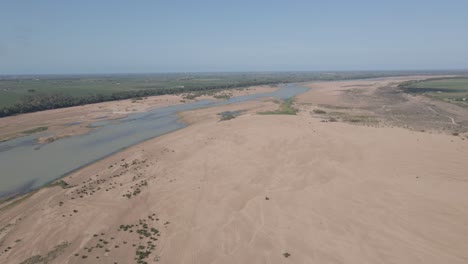 Paisaje-Del-Río-Seco-Sobre-Burdekin-En-El-Extremo-Norte-De-Queensland,-Australia