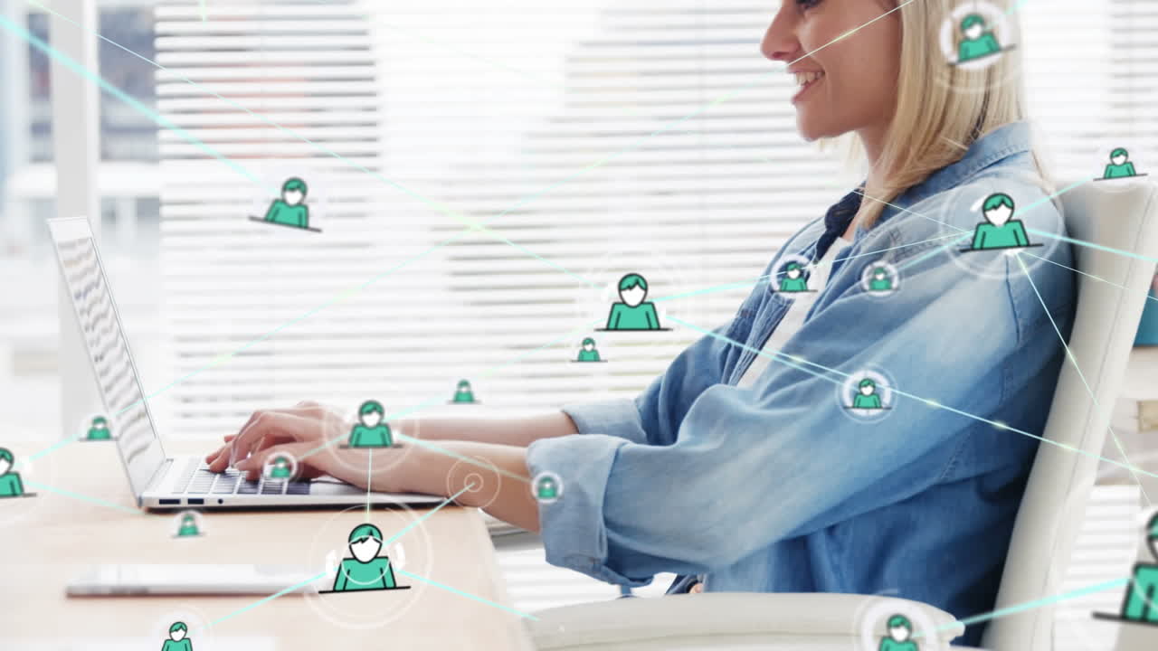анимация сети икон профиля против белой женщины, улыбающейся во время использования ноутбука в офисе
