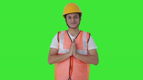 Feliz-Trabajo-De-Construcción-Indio-Haciendo-Namaste-Pantalla-Verde