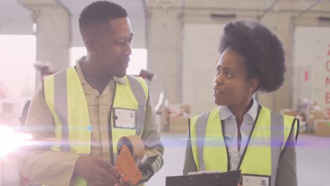 animación de luz brillante sobre un hombre y una mujer afroamericanos que trabajan en un almacén