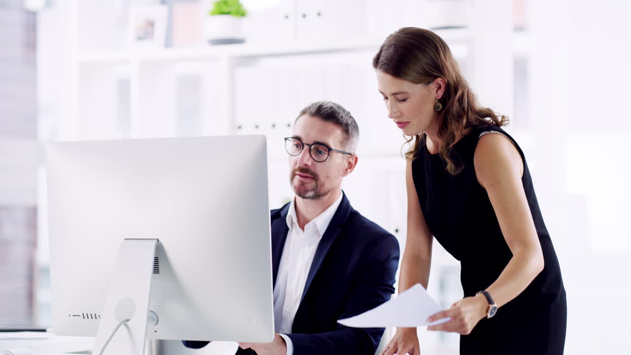 Colegas del asunto que discuten proyecto