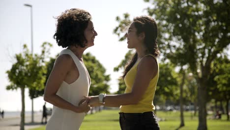 amigas abrazándose en el parque.