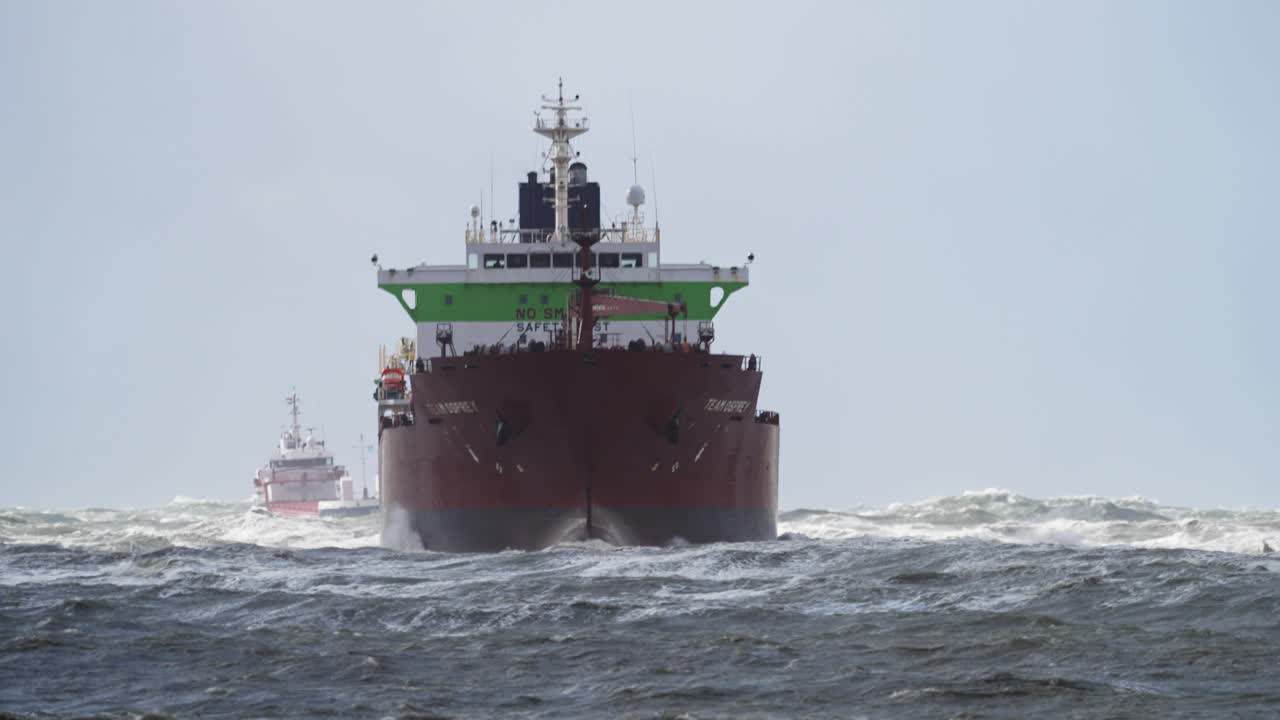 폭풍우 가 불어오는 바다 에서 배 를 타고