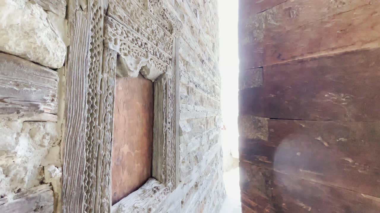 revelando el antiguo diseño de madera en el marco de la ventana de altit fort hunza - diseño de madera clásico en las puertas y ventanas
