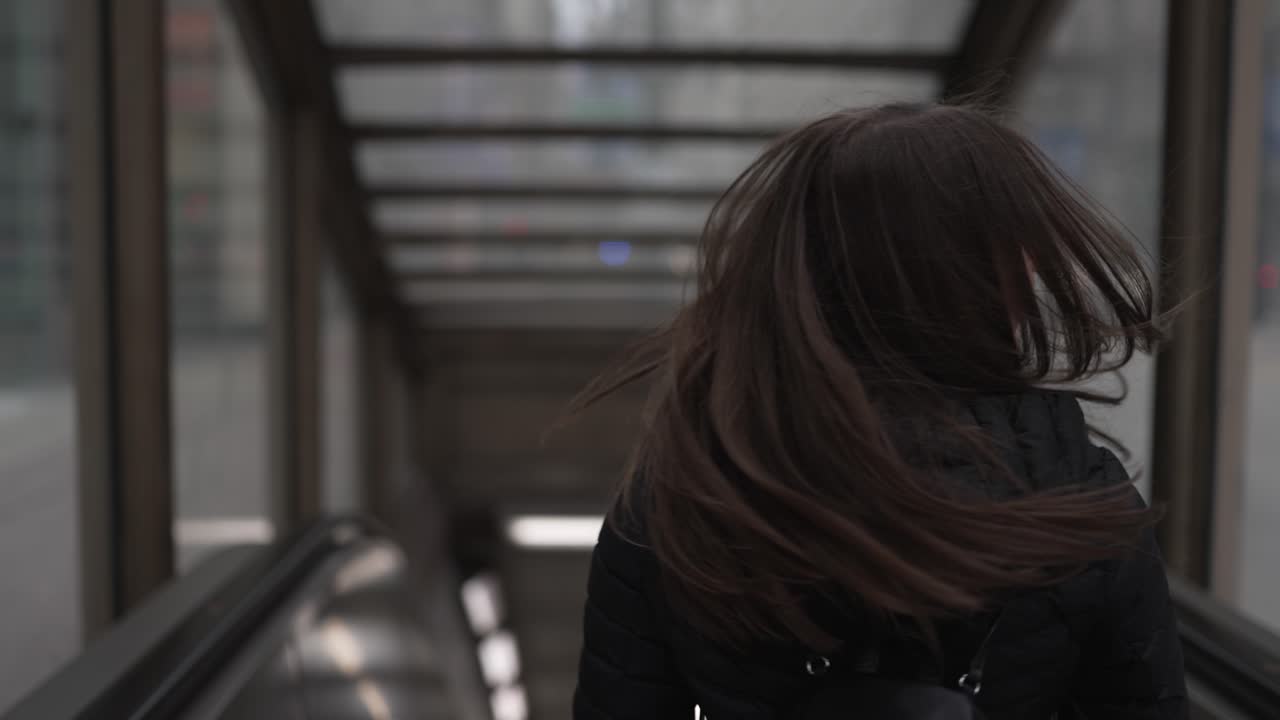 지하철 입구에서 머리를 돌리는 귀여운 소녀