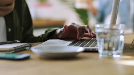 Morning-coffee,-woman-hands