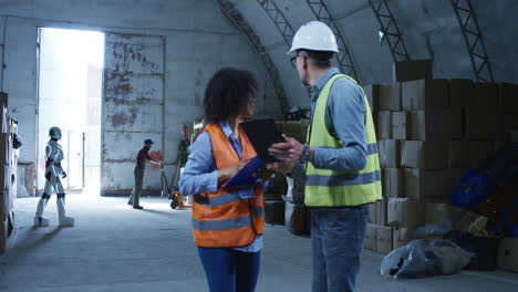 inspección del almacén con robot y trabajadores