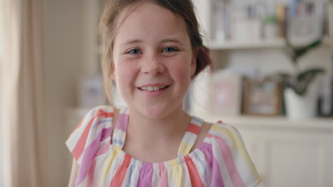 retrato hermosa niña feliz con pecas lindas niño sonriente mirando a la cámara disfrutando de la infancia felicidad vistiendo vestido colorido en casa 4k