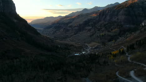 Telluride-Colorado-Luftdrohne-In-Richtung-Rocky-Mountain-Historische-Stadt-Malerische-Landschaft-Herbst-Goldgelbe-Espenbäume-Atemberaubender-Sonnenuntergang-Silverton-Ouray-Millon-Dollar-Highway-Langsam-Rückwärts-Offenbaren-Sich