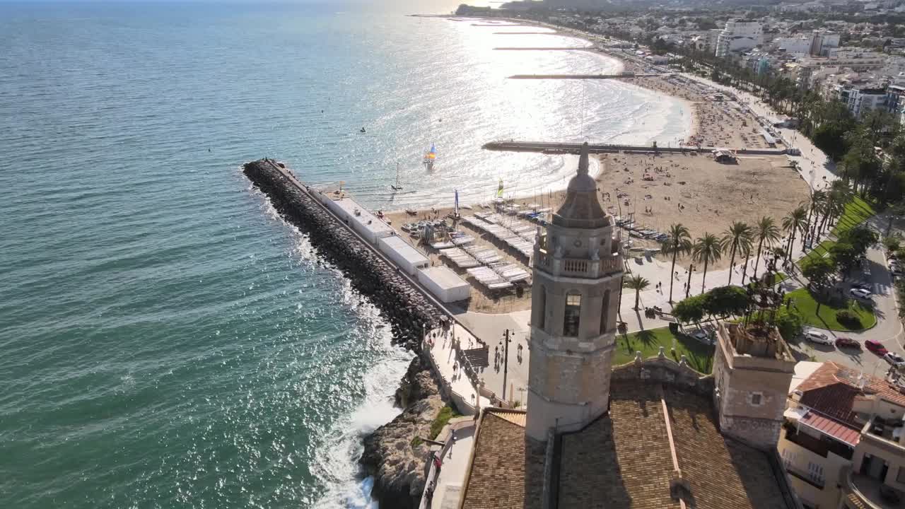 vistas aéreas del pueblo de sitges cerca de la costa de barcelona