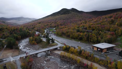 Luftaufnahme-Der-Brücke-über-Den-Fluss-Und-Des-Parkplatzes-In-Der-Nähe-Der-Kancamagus-Autobahn