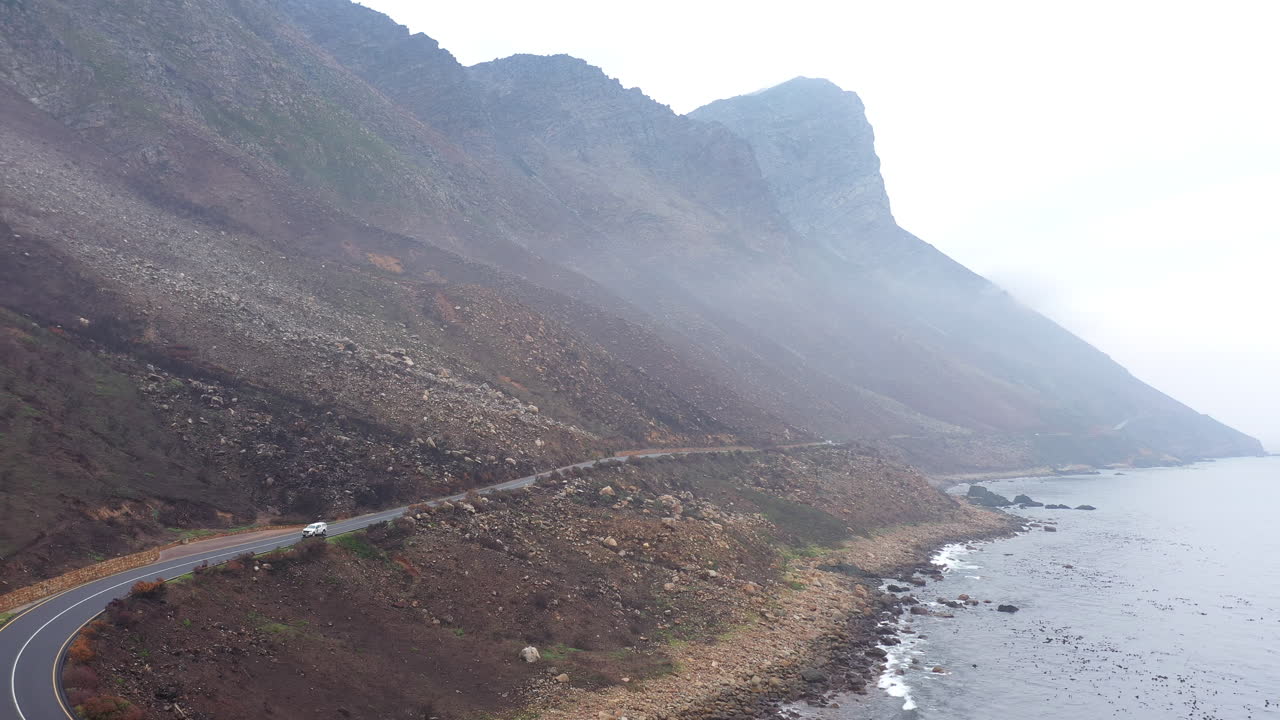 Ripresa aerea di una strada costiera in Sudafrica, la famosa Garden Route, bruciata da un incendio boschivo