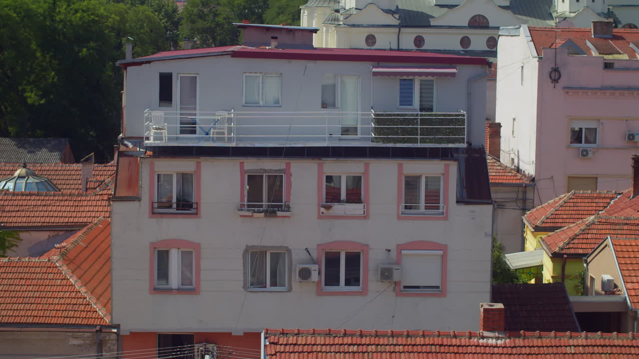 un edificio de varios pisos en una ciudad europea