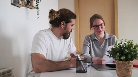 pareja revisando documentos en el hogar