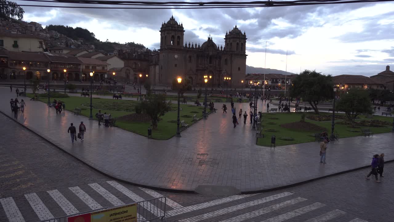 filmando fuera de la ventana en la famosa plaza de armas en cusco, andes peruanos