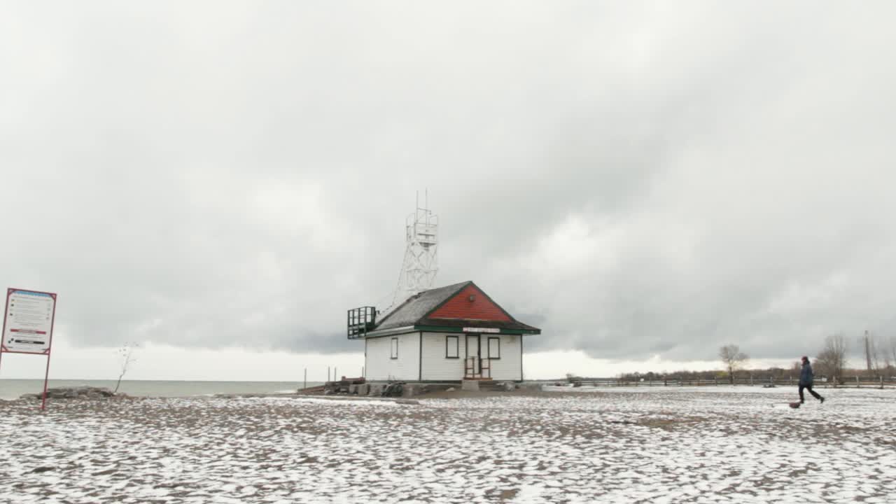 겨울철 인명구조원 집으로 해변을 걷는 사람
