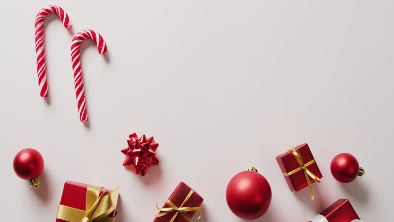 video de dos bastones de navidad y decoraciones sobre un fondo blanco