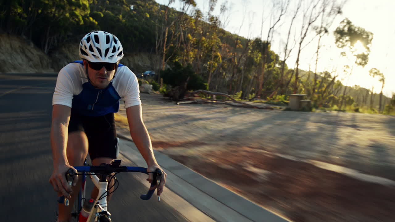 hombre saludable en bicicleta de carretera en bicicleta al aire libre fitness steadicam shot