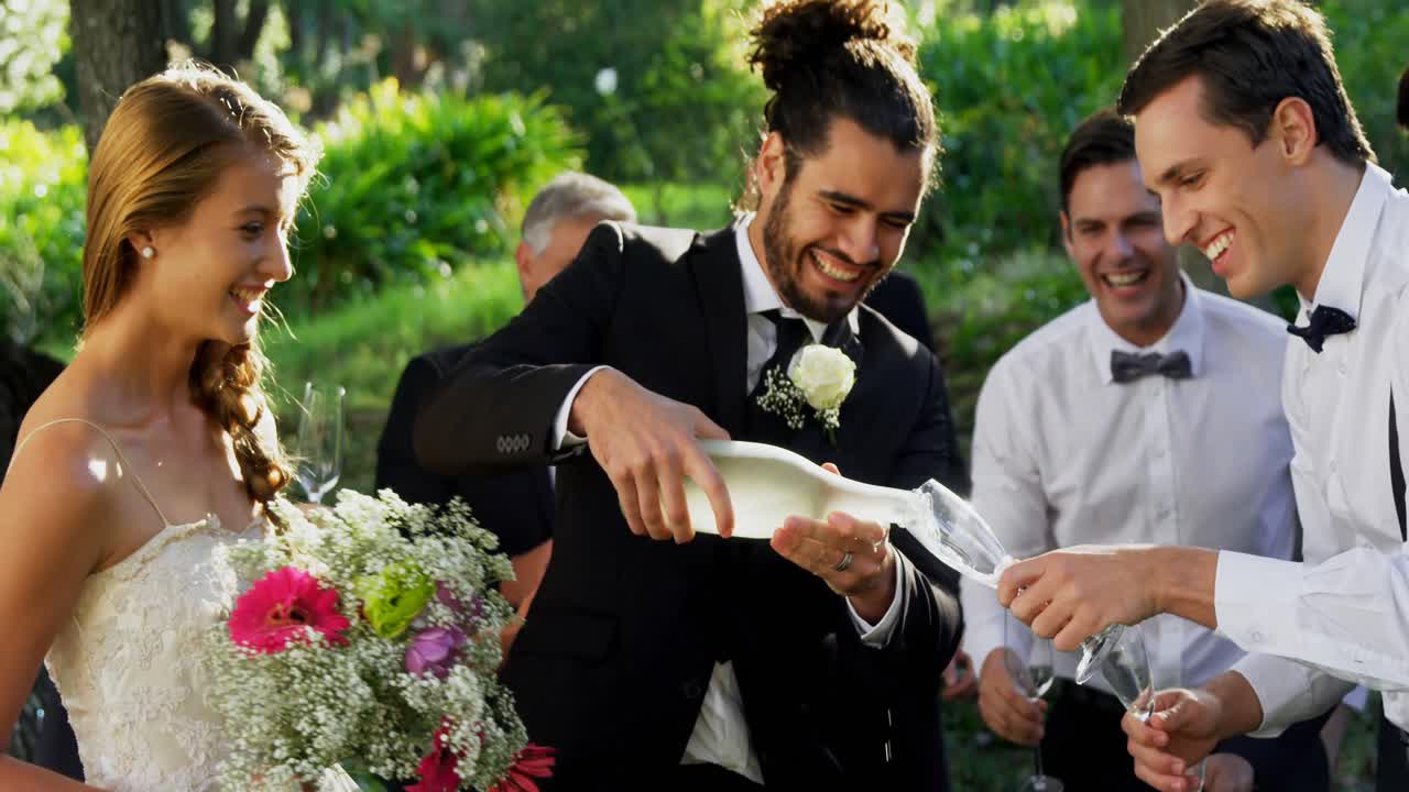 Sposo che serve champagne agli invitati 4K