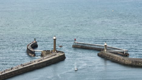 Panorama-Luftaufnahme-Des-Hafens-Und-Der-Leuchttürme-Von-Whitby-In-England,-Großbritannien