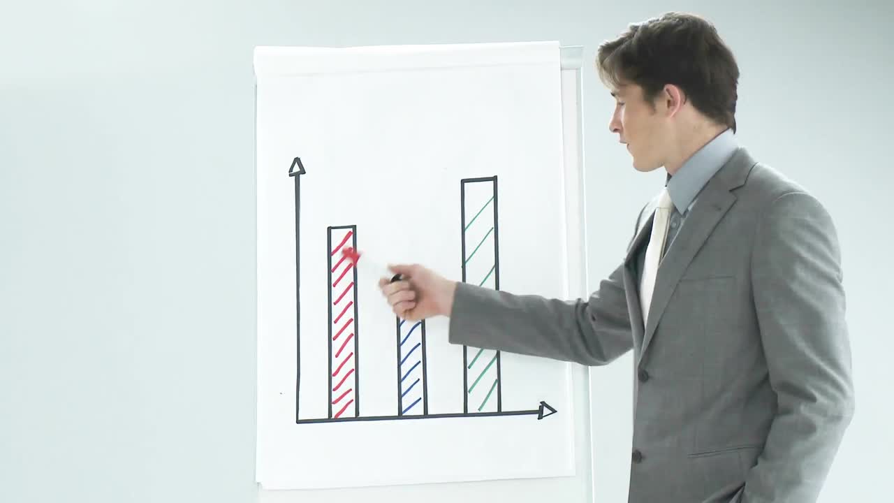 진지 한 매니저 가 프레젠테이션 을 하고 있다