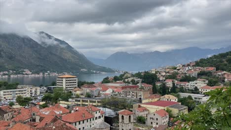 hermosa foto de la histórica ciudad de kotor y casas medievales en montenegro.