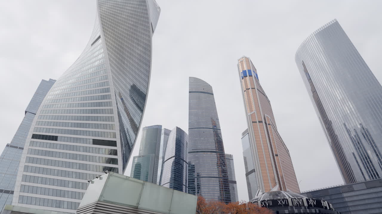 도시 중심부에 있는 현대적인 마천루