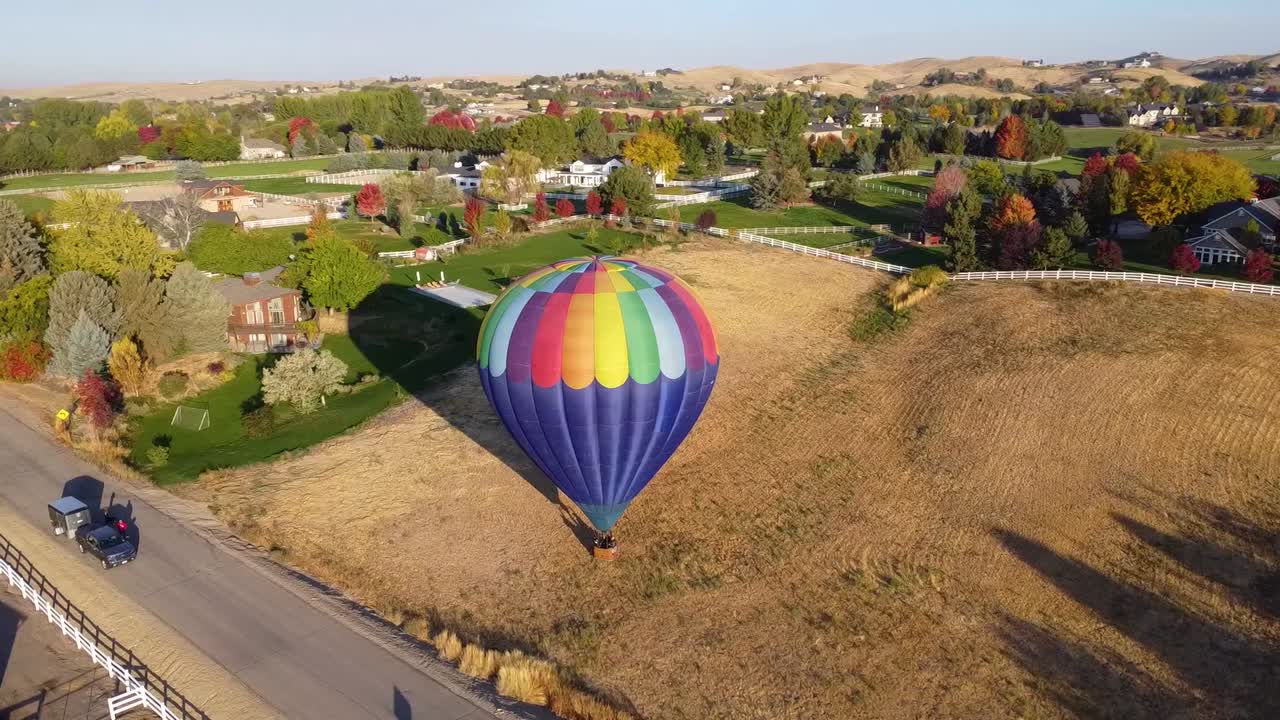 vista aérea hermoso globo aerostático aterrizando en un campo