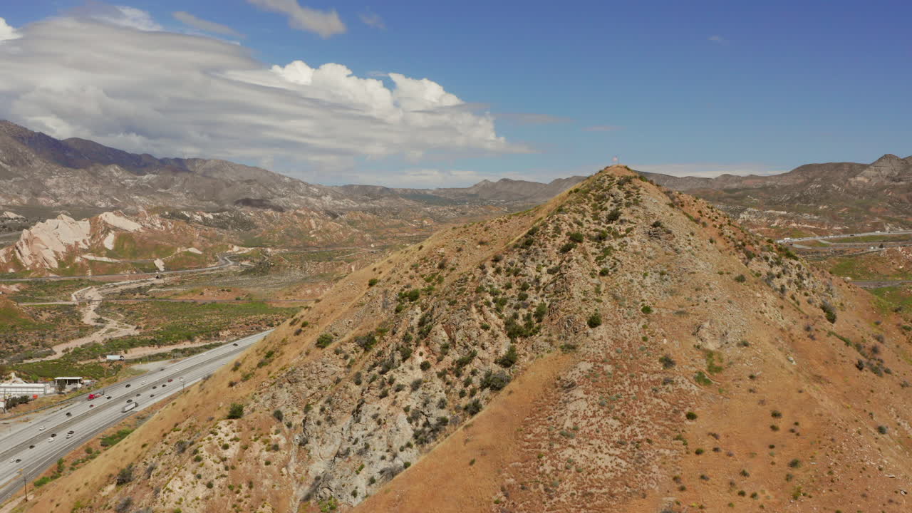 bandera estadounidense en la cima de una colina cerca de la autopista 15 cerca de phelan, california