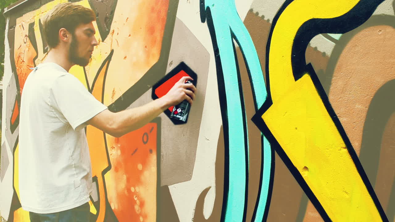L'artista disegna graffiti su una recinzione. Graffiti su una recinzione.