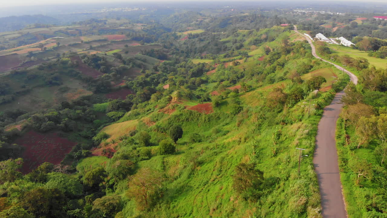 vista aérea del impresionante paisaje montañoso en nasugbu, batangas, movimiento hacia adelante