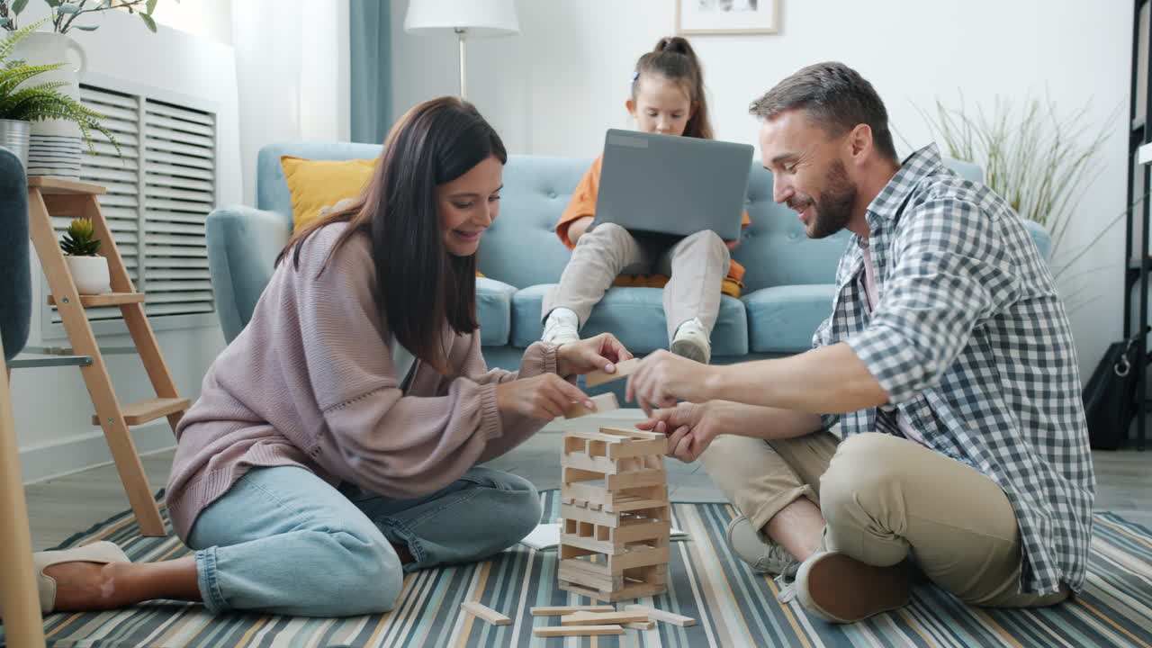집 에서 함께 놀고 있는 가족