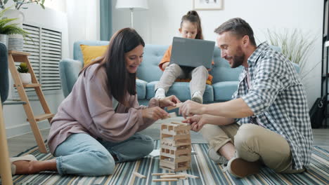 familia jugando juntos en casa