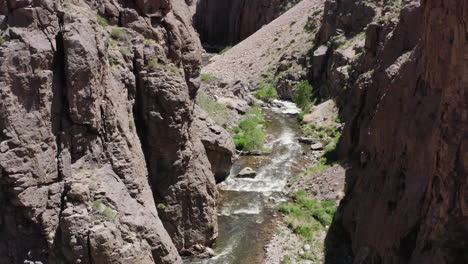 Canyons-of-Alabama-Hills-and-river-flowing,-Sierra-Nevada,-California