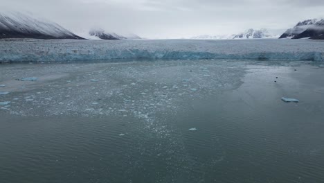 Barco-De-Expedición-Frente-A-Un-Glaciar-En-El-Mar-ártico-Al-Norte-De-Svalbard