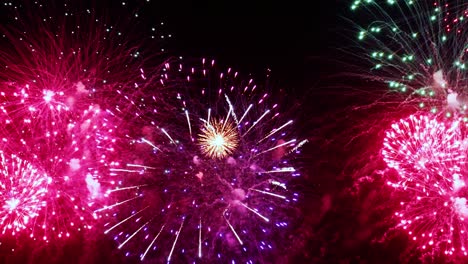 Coloridos-Fuegos-Artificiales-Explotando-En-El-Cielo-Nocturno.-Celebraciones-Y-Eventos-En-Vivos-Colores.