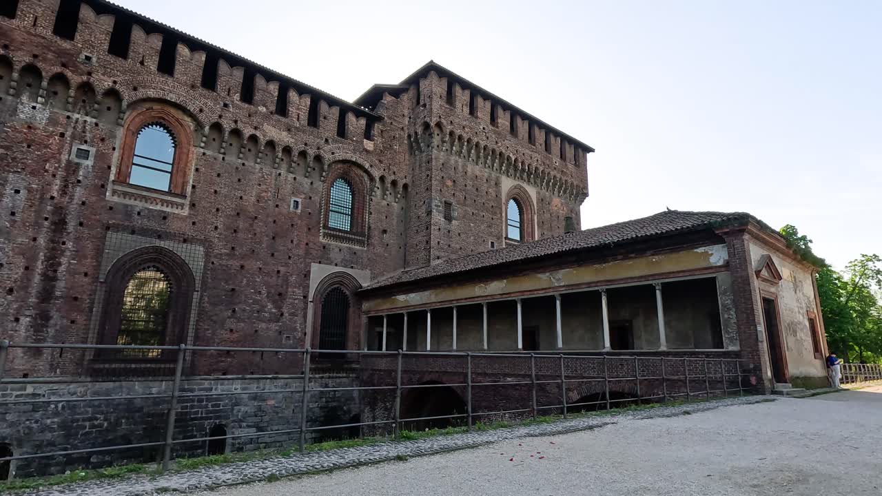 Una vista della facciata esterna del Castello Sforzesco