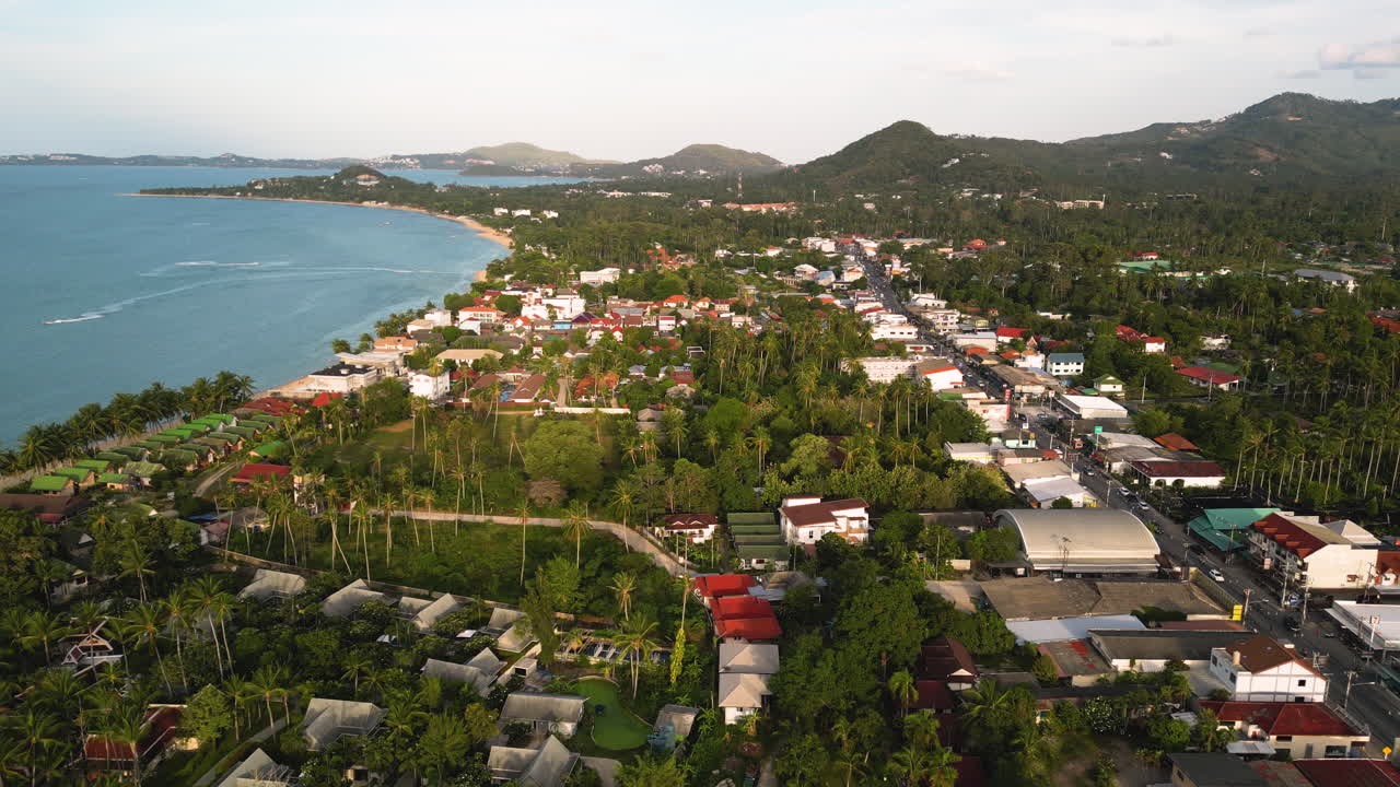 태국에서 해가 지는 시점에 코 사무이 섬의 경치 좋은 해안선을 공중에서 볼 수 있습니다.
