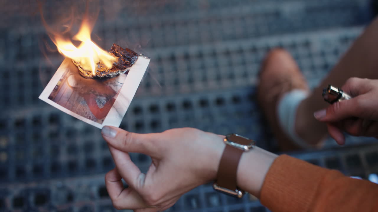 hermosa mujer triste quemando fotografía de su ex novio amante