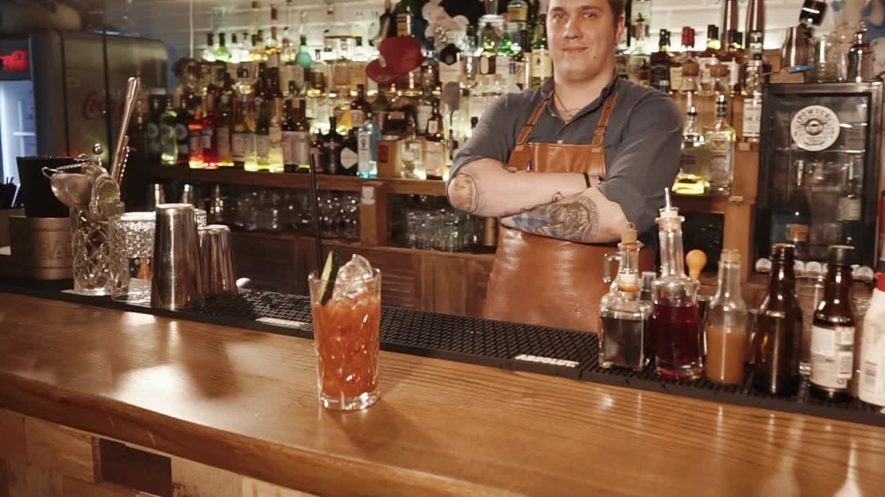 el camarero haciendo una bloody mary.